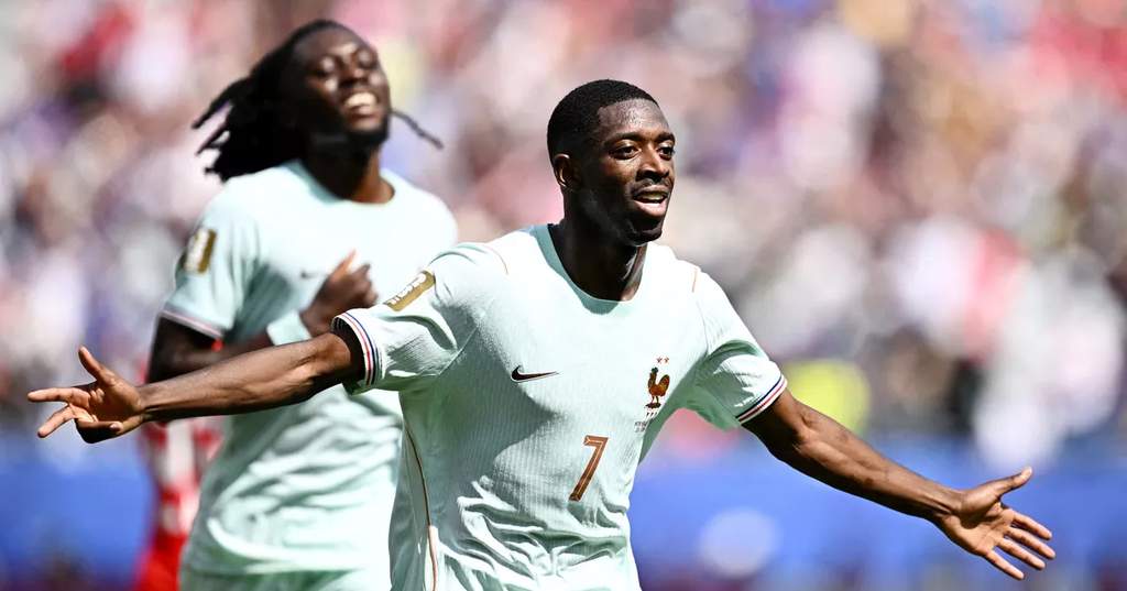 Ousmane Dembélé berjalan di area wawancara setelah pertandingan Prancis melawan Norwégia