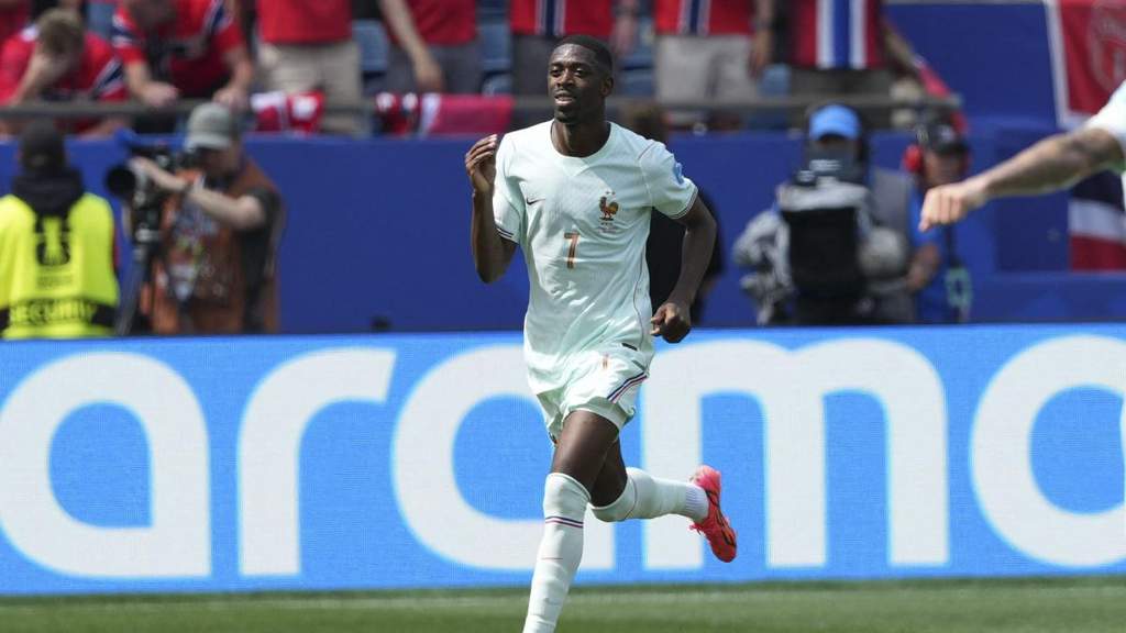 Ousmane Dembélé merayakan hat-trick setelah pertandingan Prancis melawan Norwegia