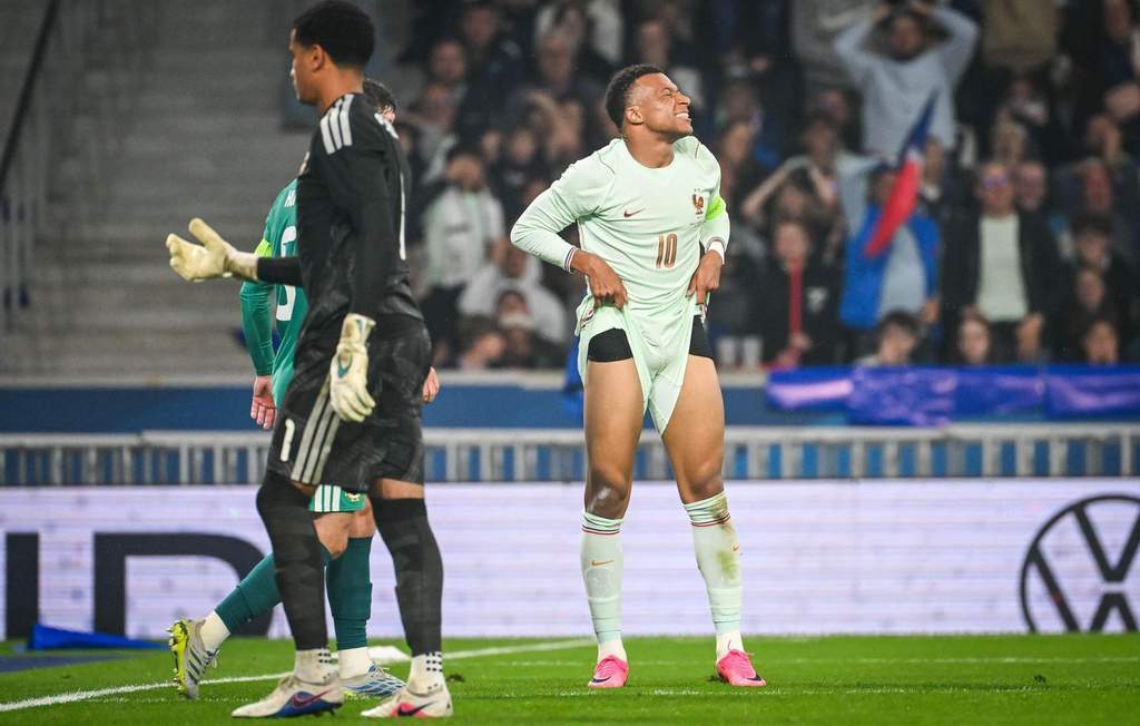 Kylian Mbappé dan Ousmane Dembélé saat bertanding melawan Irlandia Utara di Lille