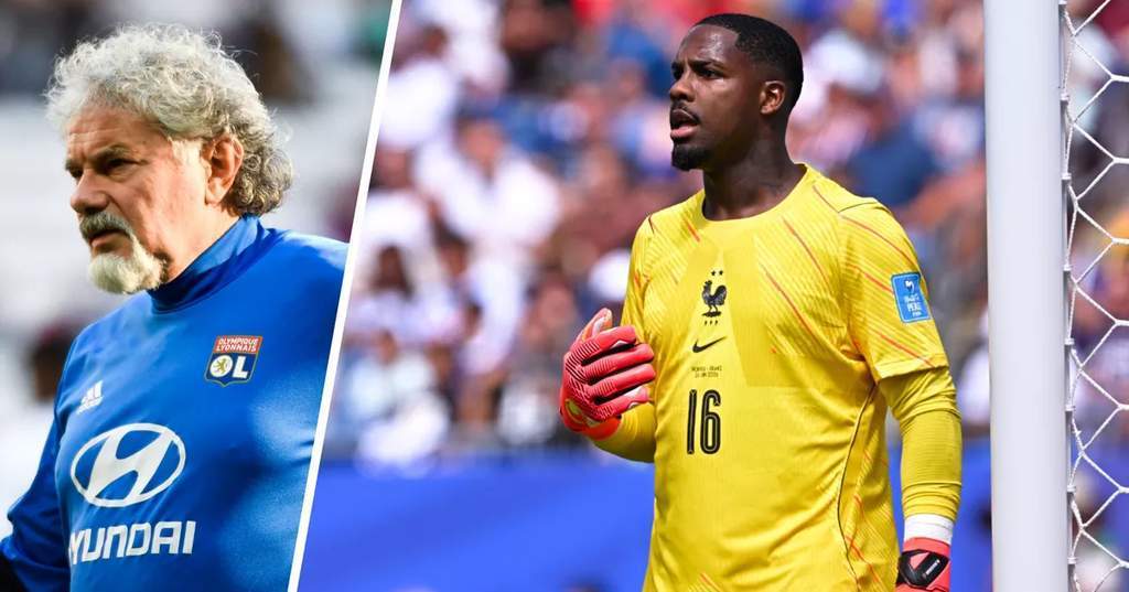 Aksi penjaga gawang Prancis Mike Maignan saat menghalau bola dalam laga melawan Norwegia